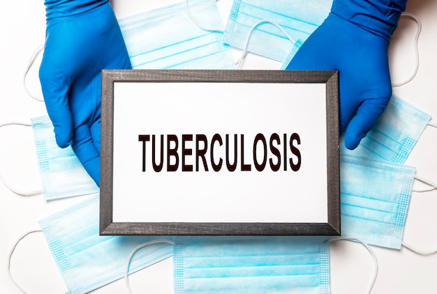 Palabra de tuberculosis, inscripción. Infección por tuberculosis o virus.