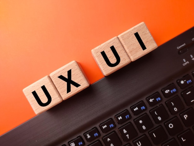 La palabra UX UI en un fondo naranja Interfaz de usuario y concepto de diseño de experiencia de usuario