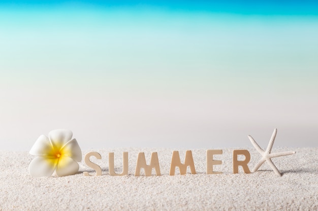 Palabra de verano en playa tropical