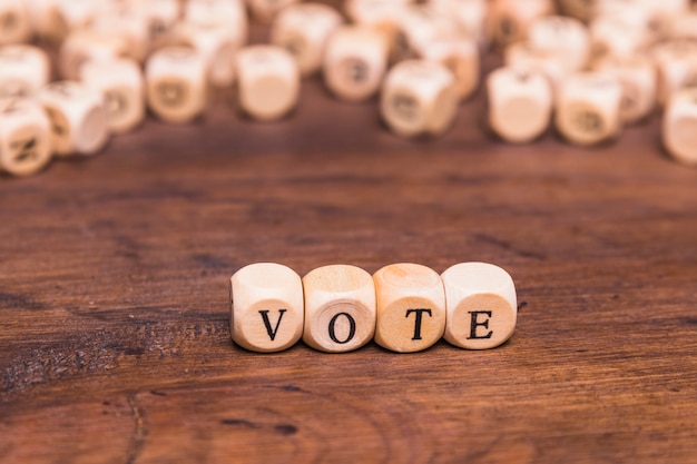 Palabra de voto en cuatro dados de cubo de madera