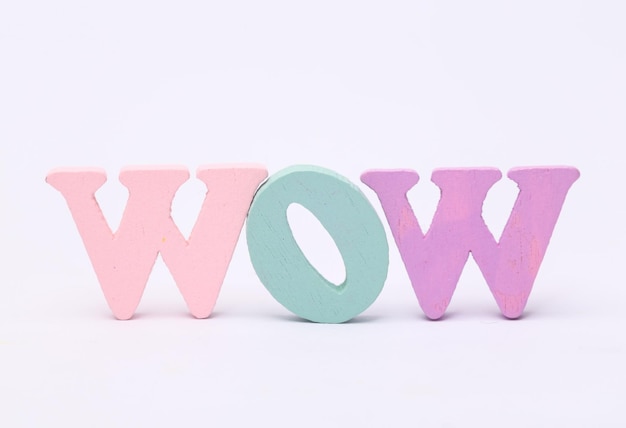 Palabra wow de letras de colores aisladas en fondo blanco
