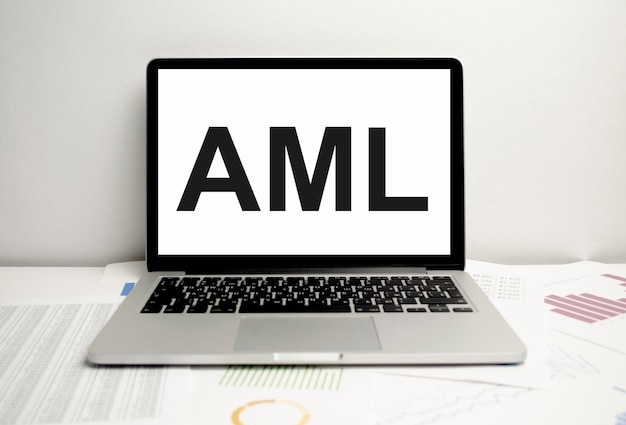 palabras AML Anti-Money Laundering en la pantalla de la computadora portátil y gráficos