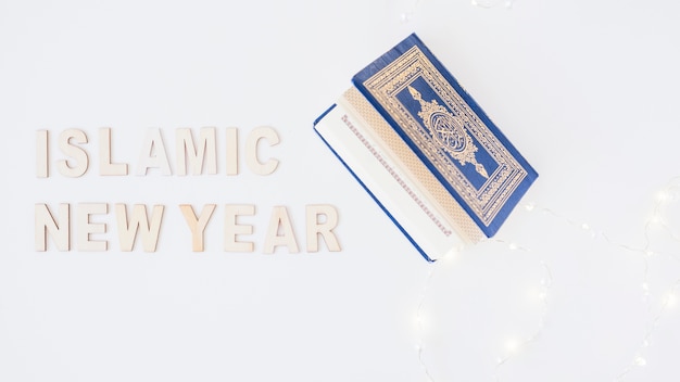 Foto palabras del año nuevo islámico y libro azul