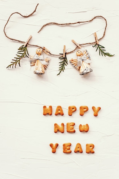 Las palabras feliz año nuevo están escritas a partir de letras de galleta.