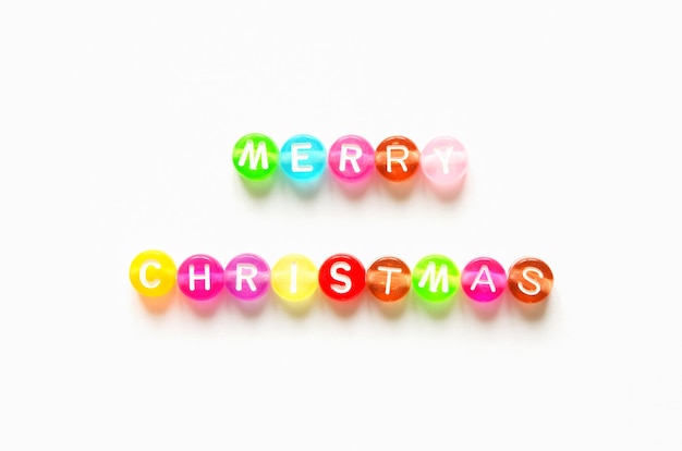 Palabras "feliz navidad" con letras de colores aislados en un blanco