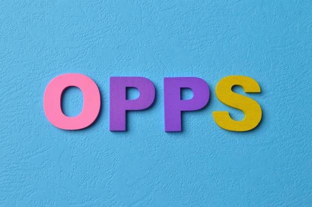 Foto palabras de letras coloridas con texto opps