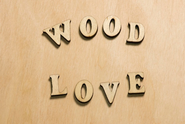 Las palabras Madera y Amor sobre un fondo de madera vintage.