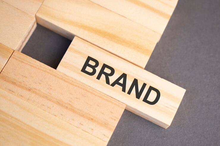 Palabras de marca en bloques de madera sobre fondo amarillo. Concepto de ética empresarial.