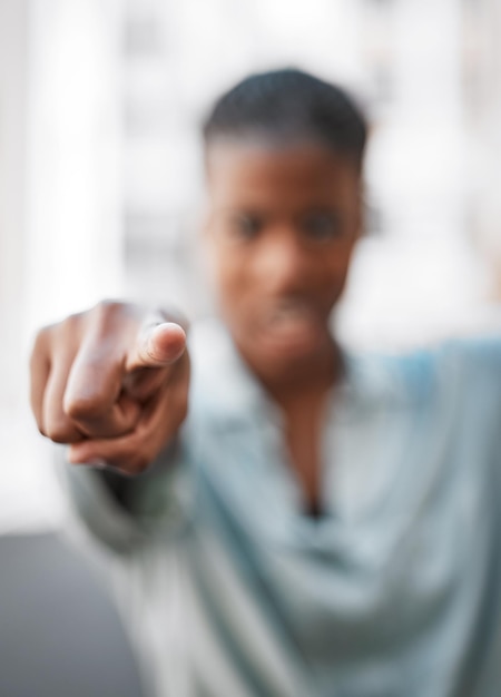 Las palabras tienen poder Captura de una mujer irreconocible que señala con la mano afuera