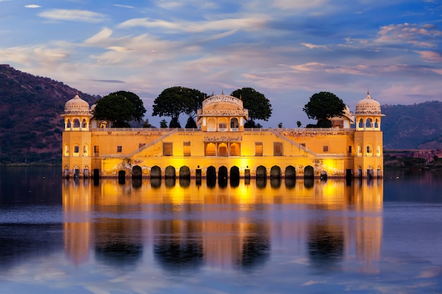 Foto palacio del agua jal mahal. jaipur, rajasthan, india