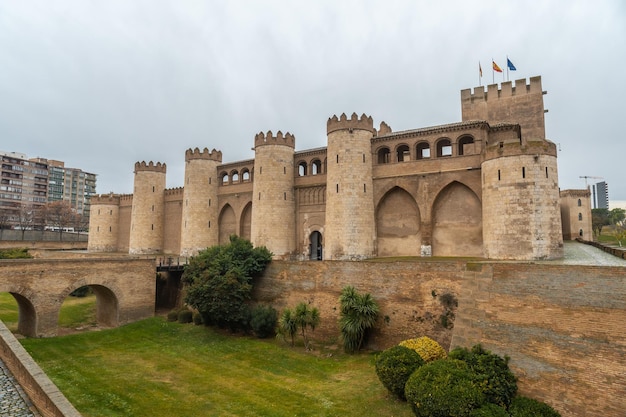 Palacio de la Aljafería en la ciudad de Zaragoza, junto al río Ebro en Aragón. España