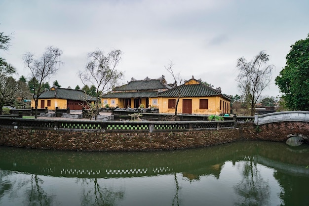 Palácio antigo em Hue Vietnam Pond em frente ao Palácio Imperial Arquitetura asiática antiga Vistas históricas do Vietnã