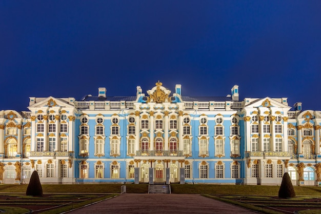 Foto el palacio azul en st. petersburgo en la noche