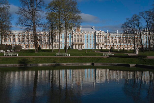 Foto el palacio de catalina en tsarskoye selo en un soleado día de primavera pushkin san petersburgo rusia