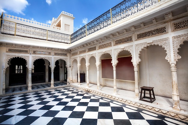 Palacio de la ciudad de Udaipur con piso de ajedrez