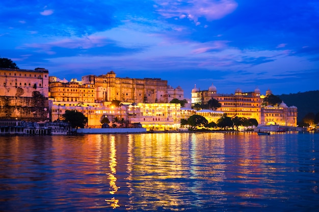 Palacio de la ciudad de Udaipur en la vista de noche. Udaipur, India