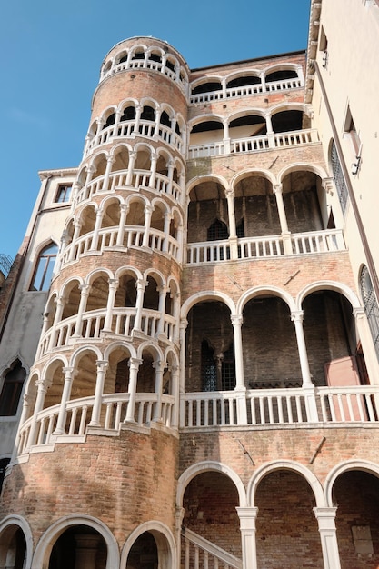 Palácio Contarini del Bovolo com torre inusitada com arcos em espiral. Bela escada em espiral com janelas em arco em Veneza, Itália.