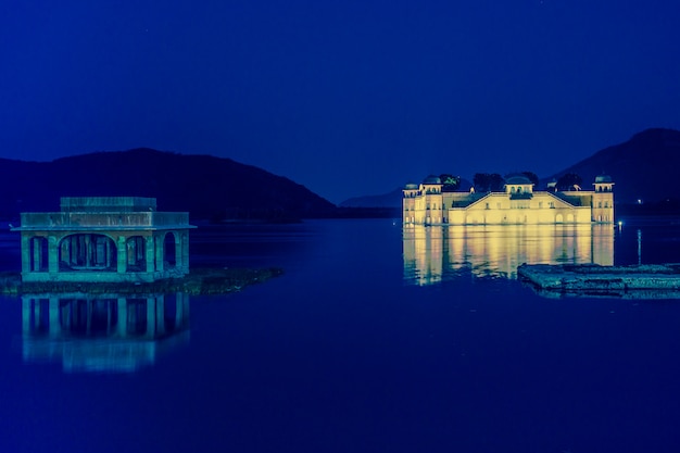 Palácio da água de jal mahal no lago sager do homem na índia de jaipur rajasthan.