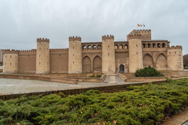 Palácio da Aljaferia dos reis Hudie de Saraqusta na cidade de Saragoça, junto ao rio Ebro em Aragão. Espanha