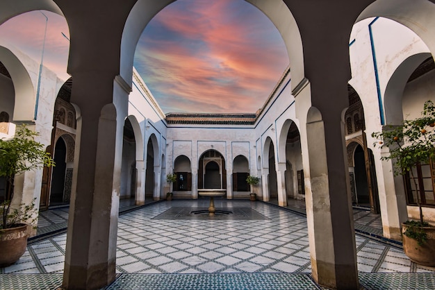 Palácio da Bahia com azulejos árabes tradicionais e fonte Marrakesh em Marrocos