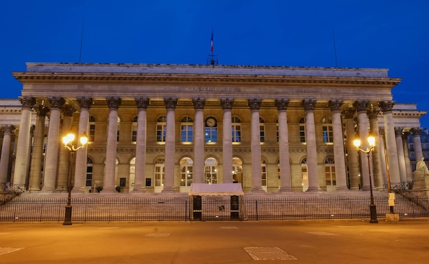 Palácio da Bolsa de Paris Brongniart à noiteParis França