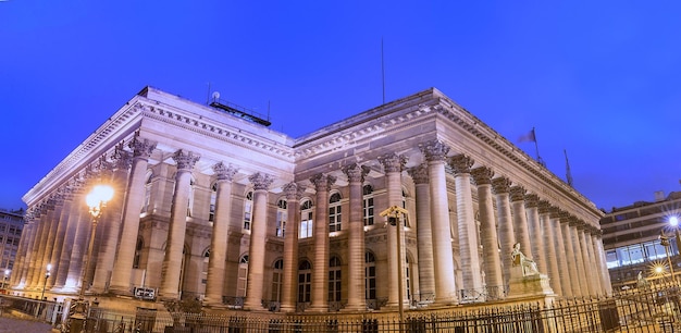 Palácio da Bolsa de Paris Brongniart à noiteParis França