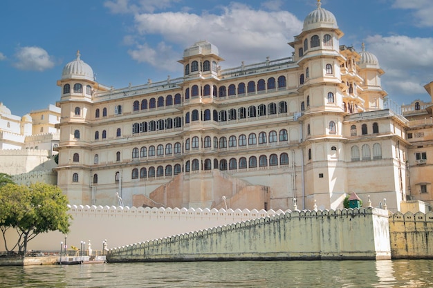 Palácio da cidade de Udaipur e lago Pichola Udaipur Rajasthan Índia