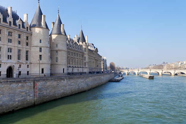 Palácio da Conciergerie em Paris