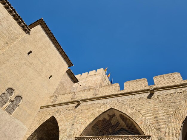 Foto palácio de aljafera, em zaragoza