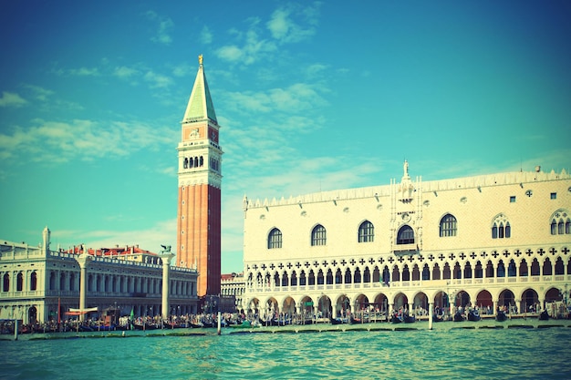 Palácio de campanile e doge em veneza, itália. estilo retrô