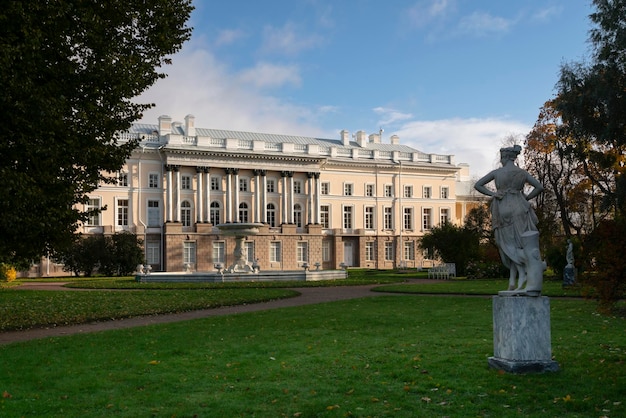 Palácio de Catarina e a estátua do dançarino Tsarskoye Selo Pushkin São Petersburgo Rússia