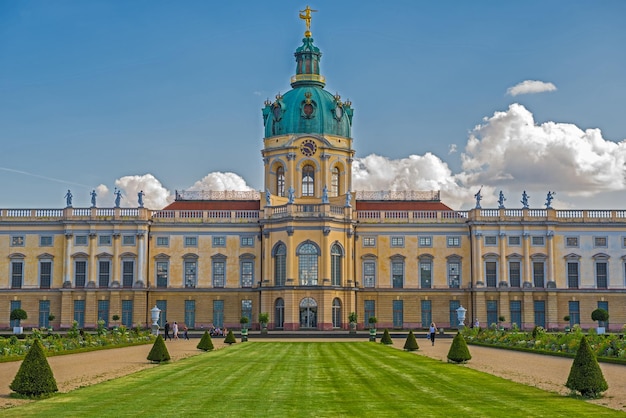 Palácio de Charlottenburg com jardim em Berlim