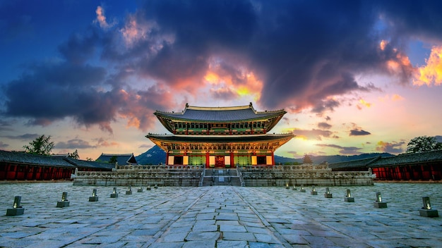 Palácio de Gyeongbokgung no crepúsculo em Seul, na Coreia do Sul.