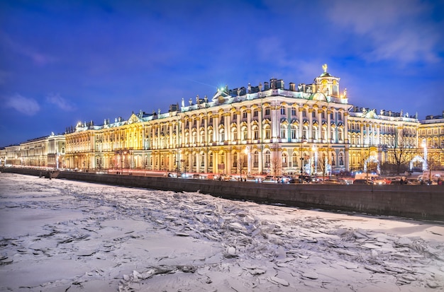 Palácio de inverno em São Petersburgo e gelo no rio Neva