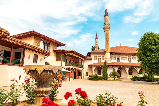 Palácio de Khan a Grande Mesquita e um jardim de rosas florescendo em Bakhchisarai