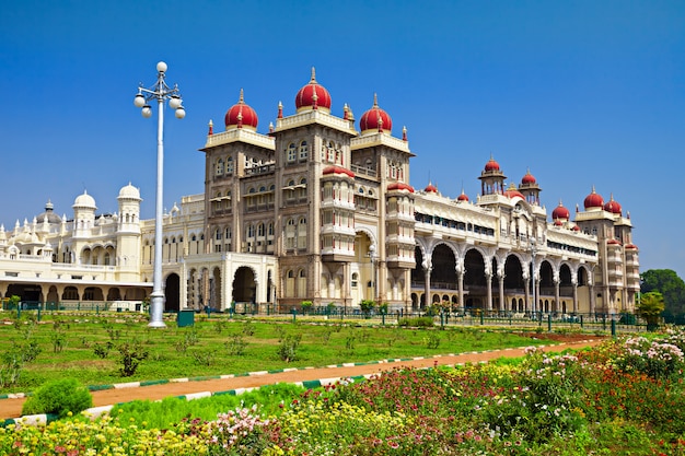 Palácio de mysore na paisagem da índia