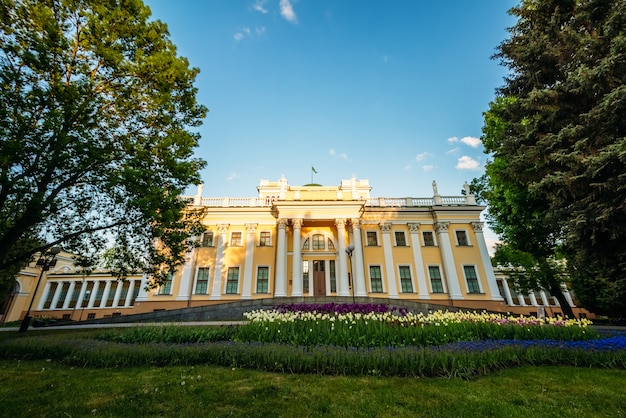 Palácio de paskevich em gomel park no verão