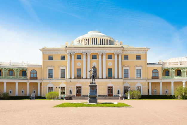 Palácio de Pavlovsk com estátua do Imperador Paulo o Primeiro no dia ensolarado São Petersburgo Rússia maio de 2022