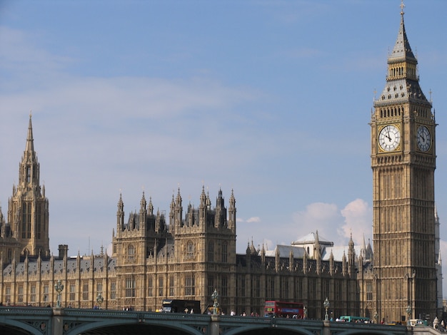 Palácio de Westminster com o sino da torre chamado Big Ben, em um dia ensolarado.