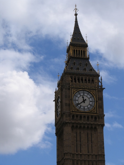 Palácio de Westminster com o sino da torre chamado Big Ben, em um dia ensolarado.