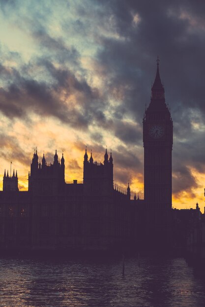 Palácio de westminster e big ben em londres ao pôr do sol