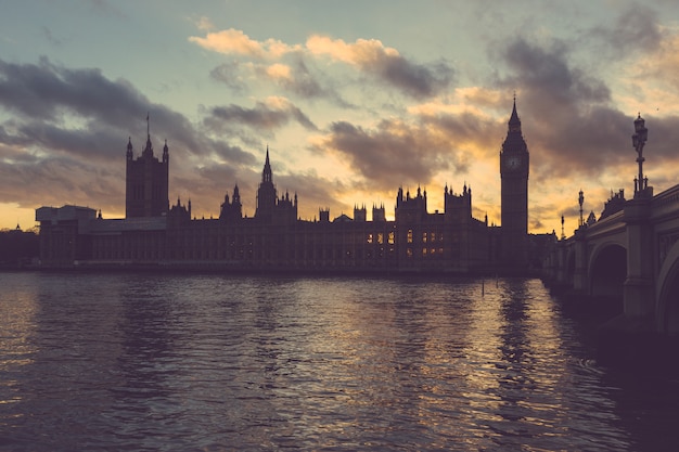 Palácio de Westminster e Big Ben em Londres ao pôr do sol