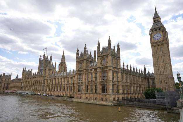 Palácio de Westminster informalmente conhecido como as Casas do Parlamento com torre Big Ben na margem norte do rio Tamisa na cidade de Westminster no centro de Londres Inglaterra