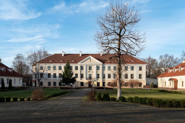 Palácio do Administrador um monumento arquitetônico cercado por um parque em um dia ensolarado Grodno Belarus