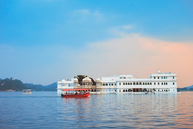 Palácio do palácio do lago no lago Pichola no crepúsculo, Udaipur, Rajasthan, Índia