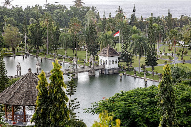 Palácio do templo da água karangasem do destino de viagem em bali indonésia