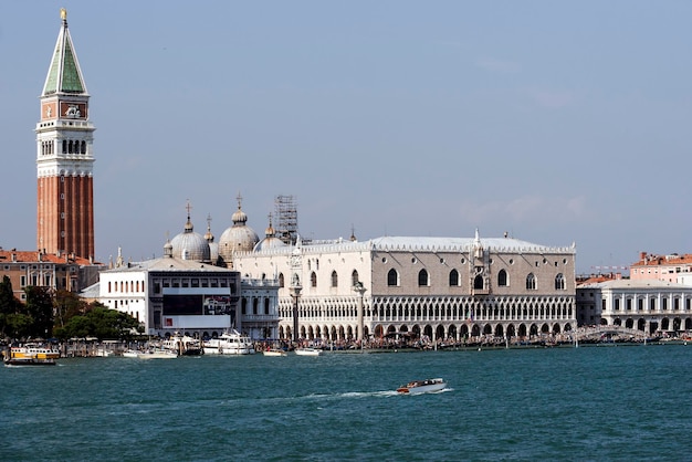 Palácio dos doges, campanário de são marcos, estátua de leão de são marcos, cais de schiavoni e tráfego de água no verão veneza