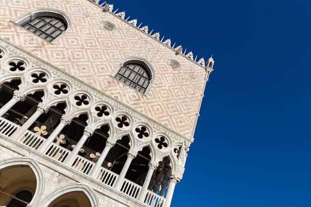 El palacio ducal es un edificio en Venecia.