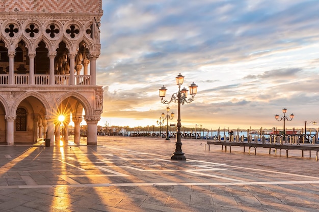 Palacio Ducal y muelle de góndolas cerca de Piazza San Marco, Venecia, Italia