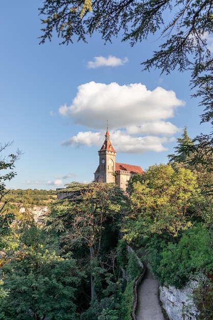 El Palacio Episcopal del Castillo de Rocamadour se erige orgullosamente sobre un sólido acantilado entre el follaje